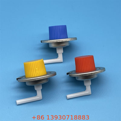 赤色のキャップが付いたポータブルガスストーブバルブ。キャンプ、ピクニック、屋外調理に最適