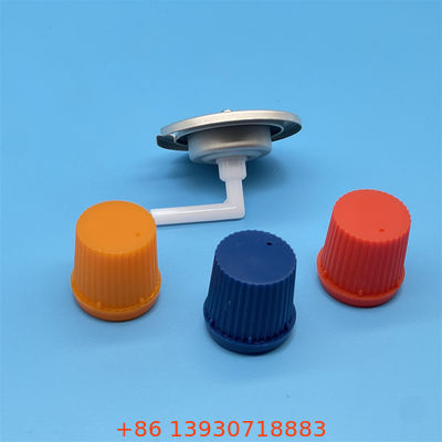 赤色のキャップが付いたポータブルガスストーブバルブ。キャンプ、ピクニック、屋外調理に最適