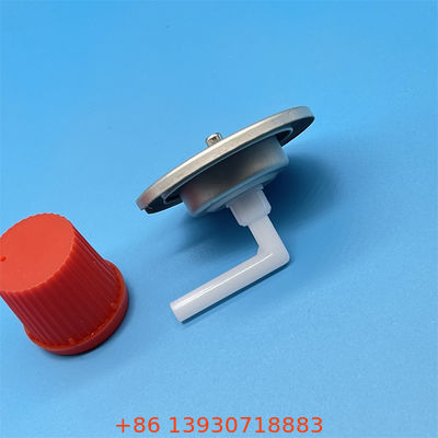 赤色のキャップが付いたポータブルガスストーブバルブ。キャンプ、ピクニック、屋外調理に最適